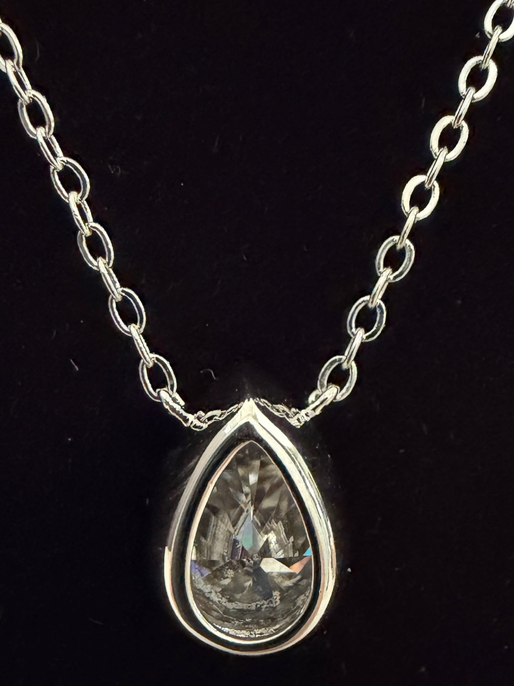 🔥 3CT PEAR-CUT NECKLACE — 
ELEGANT & FULL OF FIRE! 💎🔥
Passes the Diamond tester